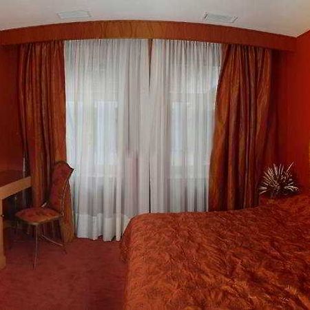 Hotel Vulturul Negru Oradea Zimmer foto